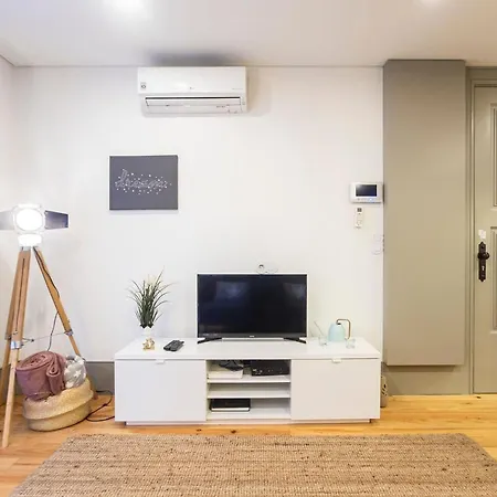 Apartment Downtown W/ Ac & Patio By Lovelystay *
