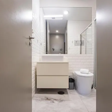 Apartment Downtown W/ Ac & Patio By Lovelystay